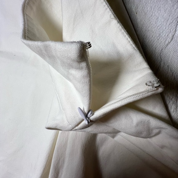 Boston Proper High Waist White Dress Shorts, side zipper closure - Picture 4 of 6